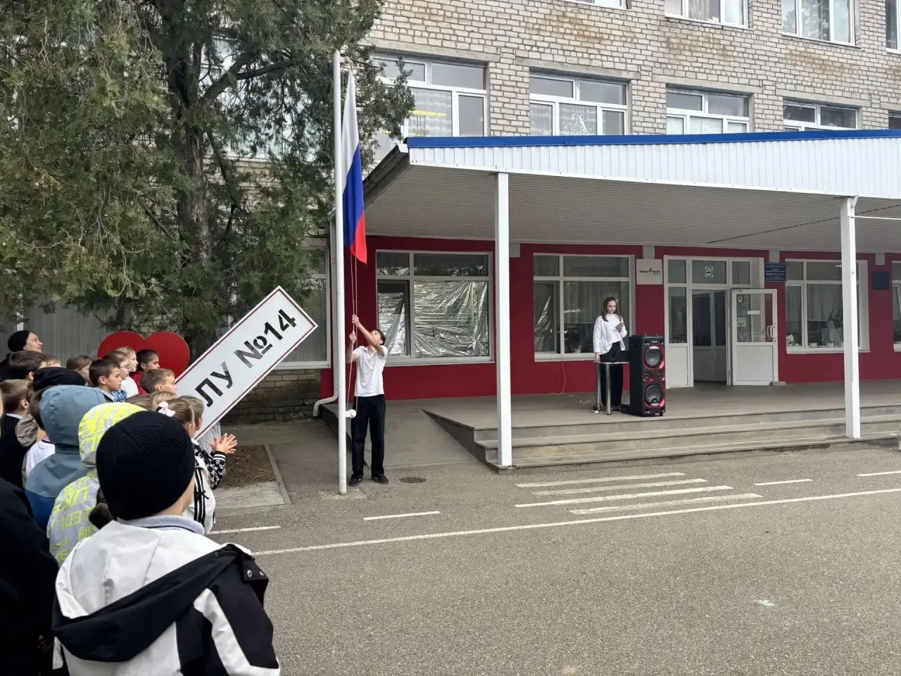 🇷🇺Учебная неделя в нашей школе началась с торжественной линейки!