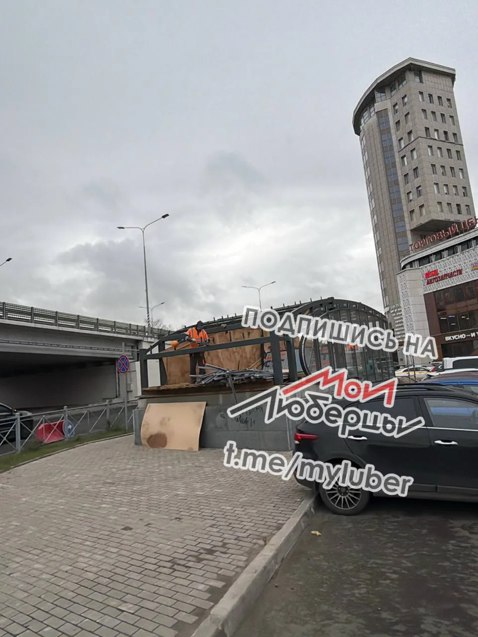 У перехода на Октябрьском меняют кровлю