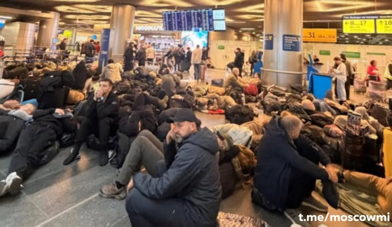 ⚡️ 423 рейса задержали в аэропортах Москвы из-за угрозы атаки БПЛА.