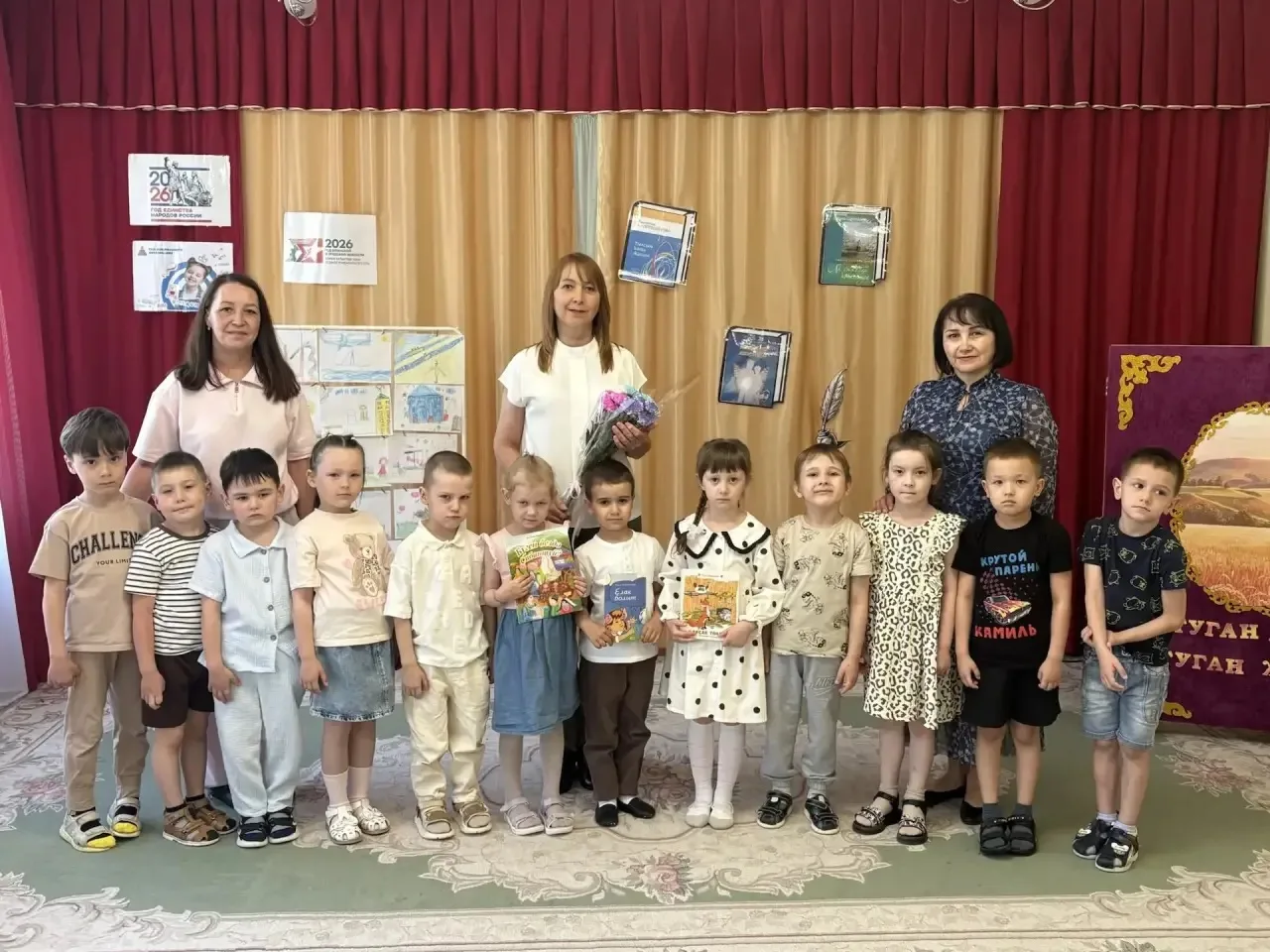 7 нче зурлар төркеме балалары, 12 нче бакча балалары  Азнакайның куренекле шагыйрәсе Гө...