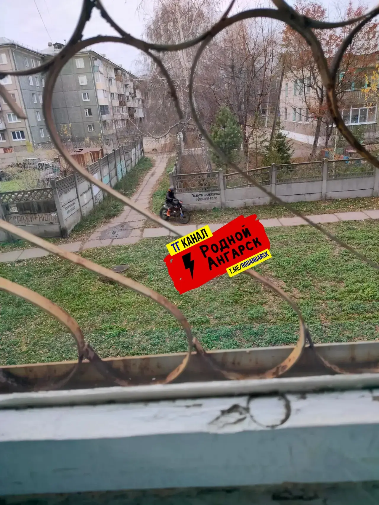 Здравствуйте, родной Ангарск! Ну что это такое? Ездит питбайкер по пешеходным дорожкам,...