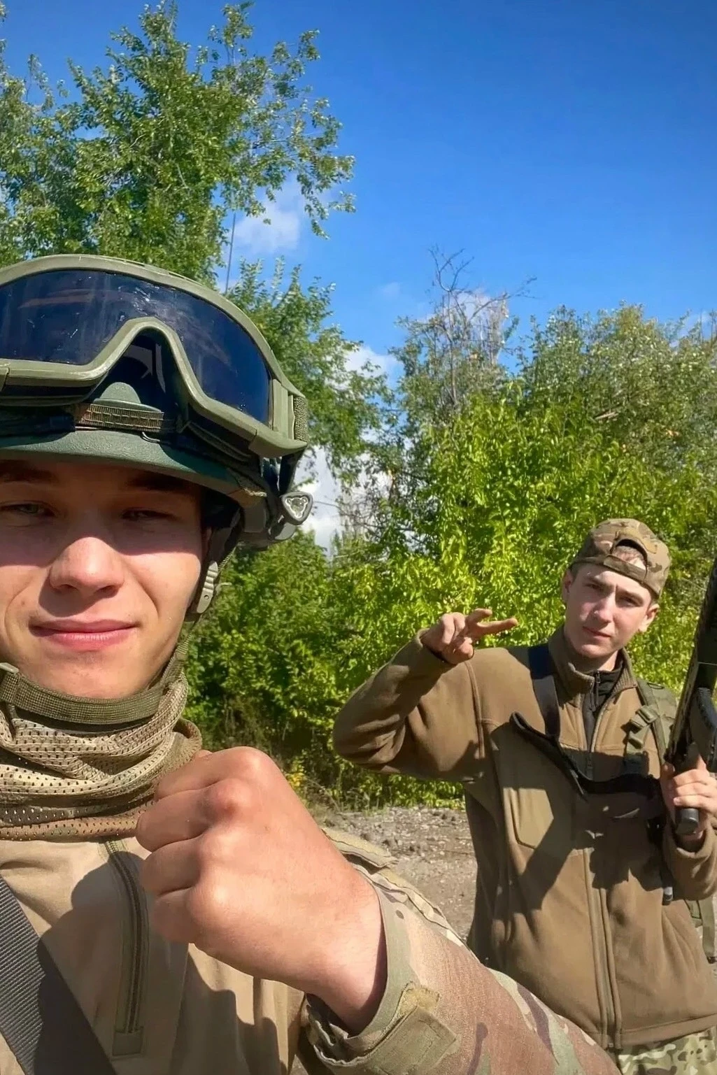 Сидим в землянке, за окном октябрьская слякоть, печурка еле тянет. Попалась на глаза эт...