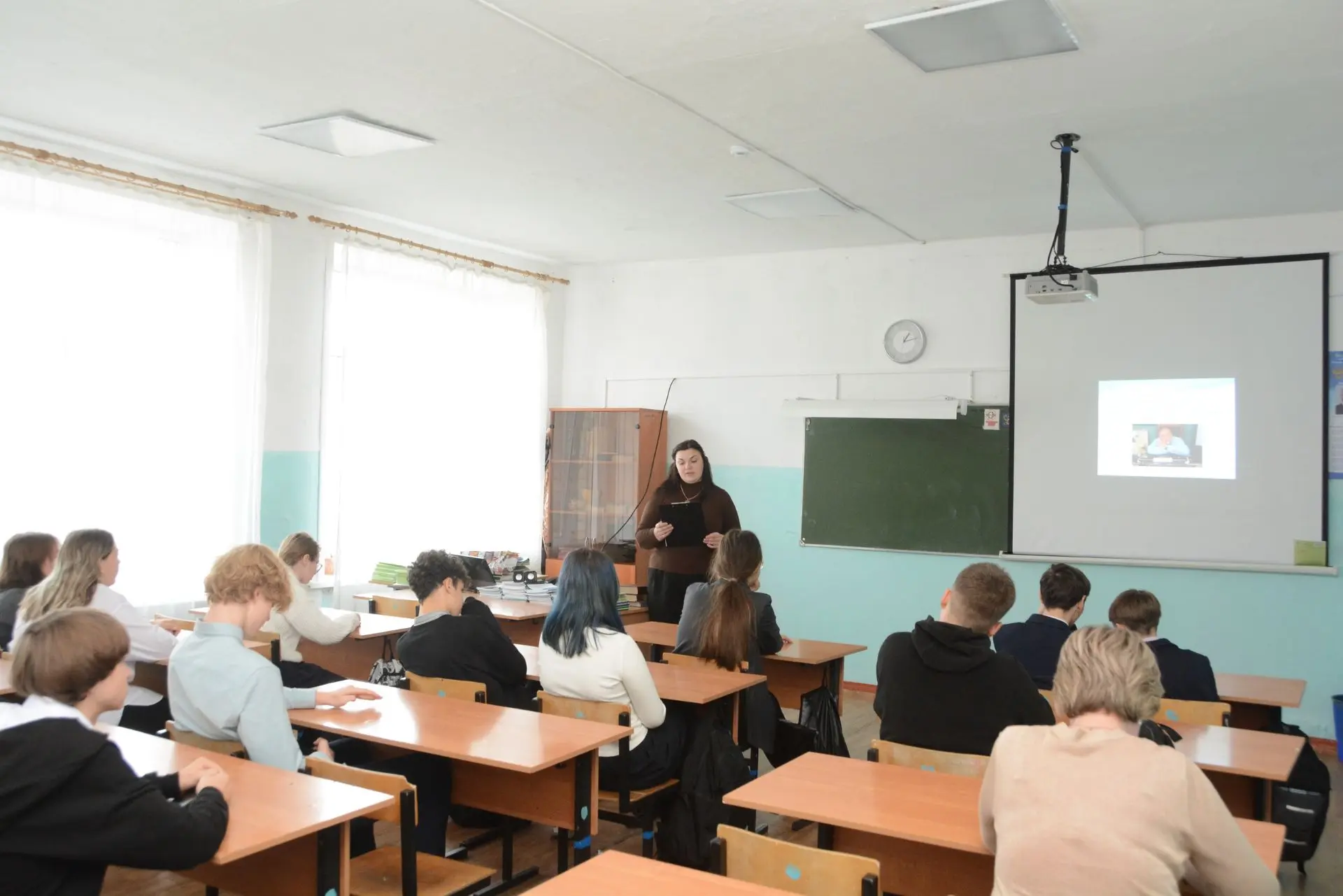 Заведующая библиотекой Дома офицеров Забайкальского края Анастасия Ганеева для учащихся...