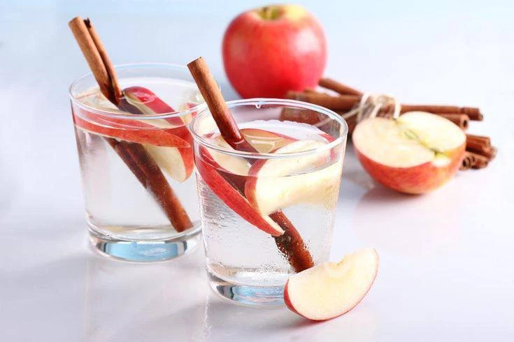 🍏✨ Вода с яблоком и корицей — натуральный разгон для метаболизма!
