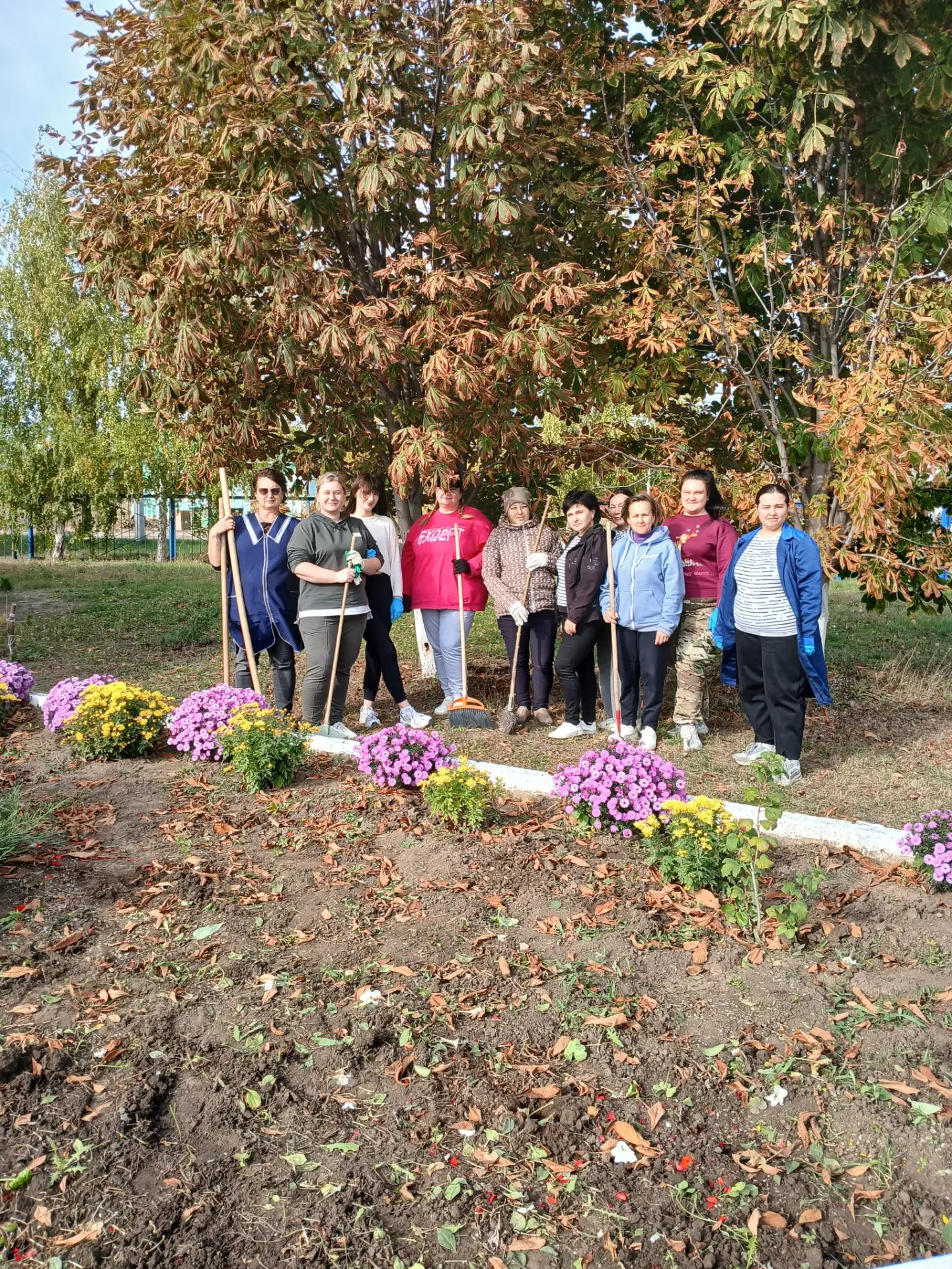 В рамках месячника по благоустройству состоялся субботник, направленный на поддержание ...
