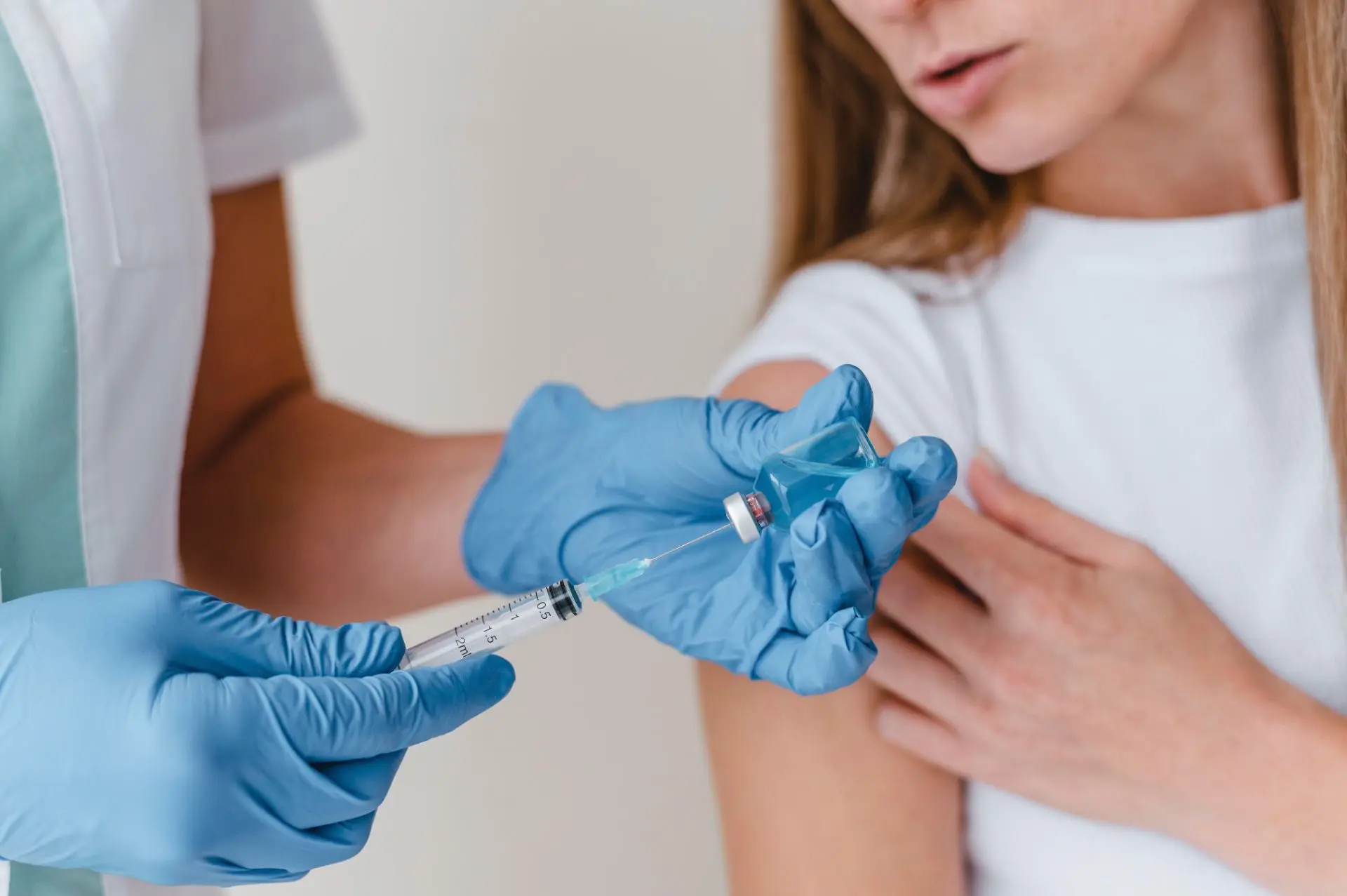 🌡️ Колбаса против прививки: почему после вакцины вас трясет?