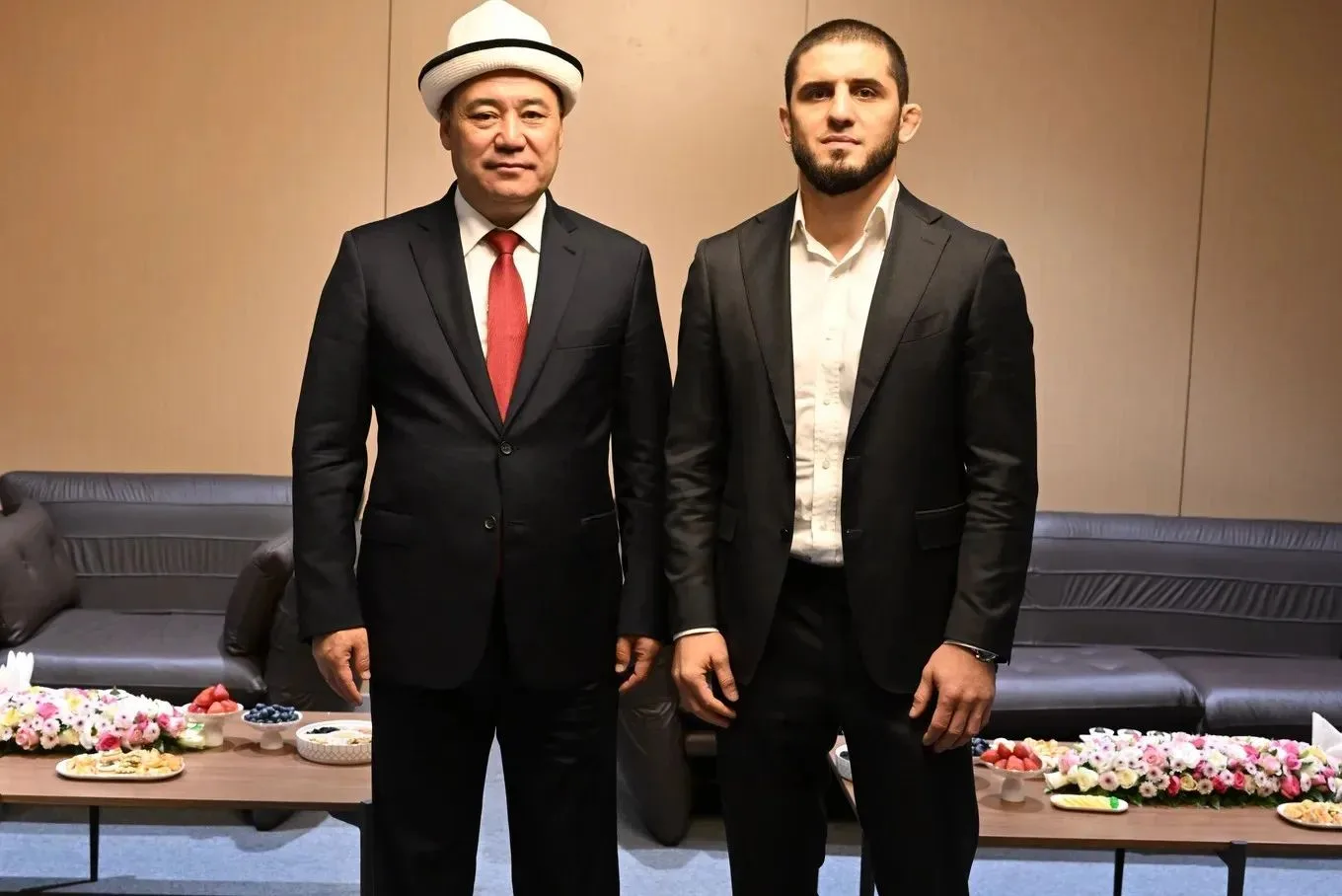 Действующий чемпион UFC в полусреднем весе российский боец Ислам Махачев встретился с п...