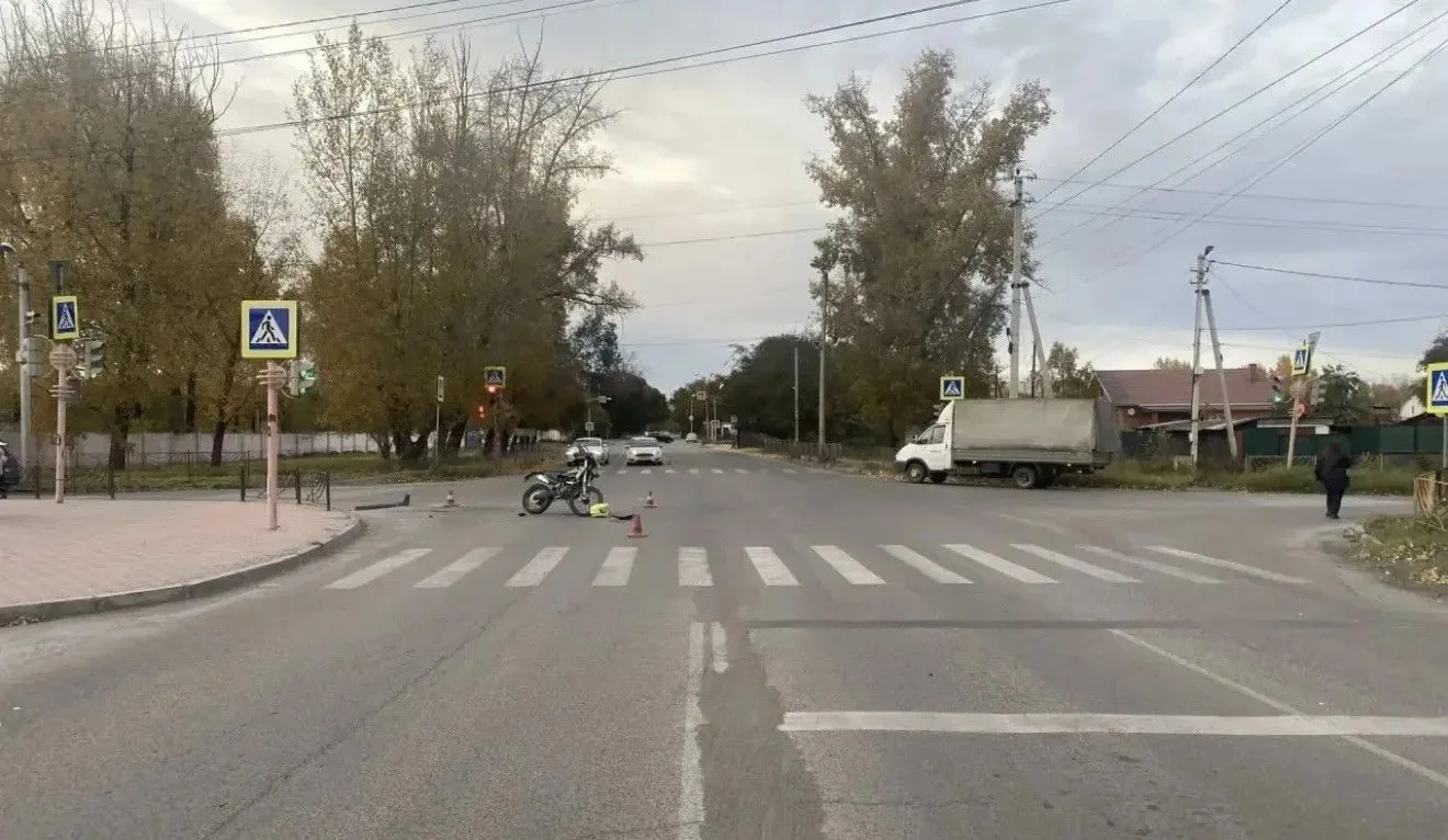 В Черногорске произошло ДТП: мотоциклист без прав и его 16‑летняя пассажирка получили т...