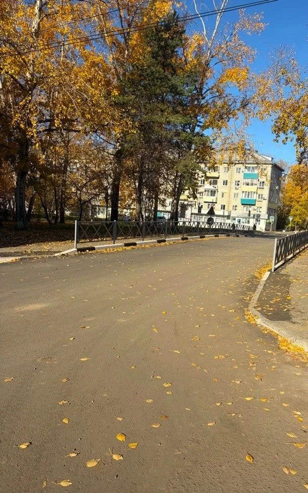 Установлено также ограждение вдоль проезда на Комсомольском проспекте.
