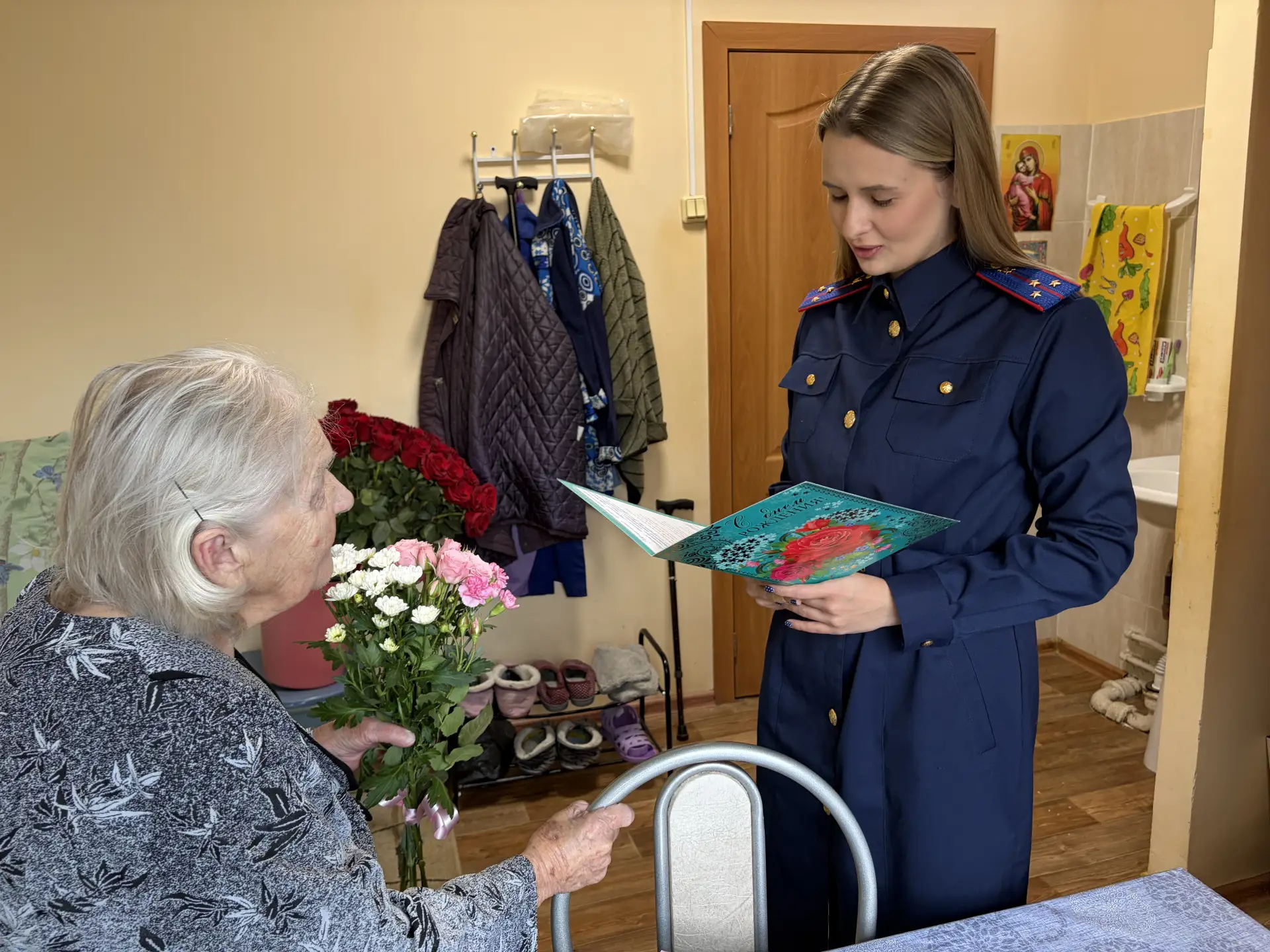 Сотрудники СУ СК России по Ивановской области поздравили труженицу тыла Софию Дмитриевн...