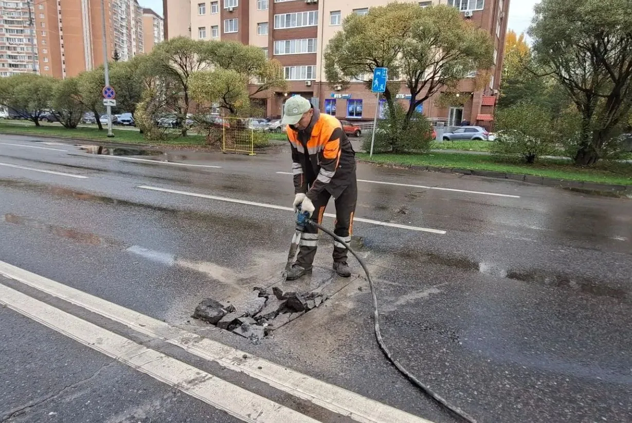 В городе продолжаются ремонтные работы по восстановлению дорожного полотна