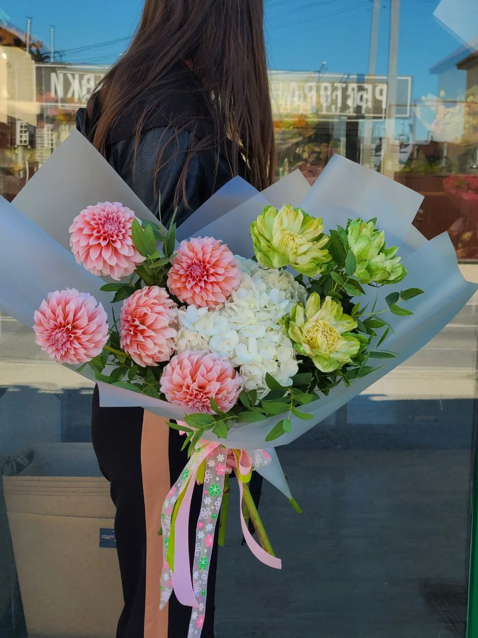 Сегодня на нашей витрине — красота, которую сложно оставить без внимания.