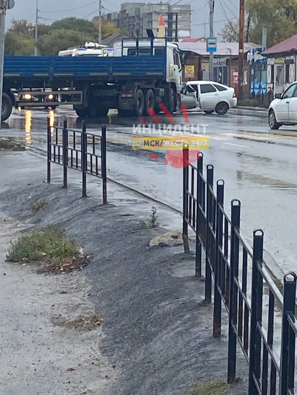 Жесткое ДТП с участием большегруза и легковушки произошло на перекрестке 7 Северной.
