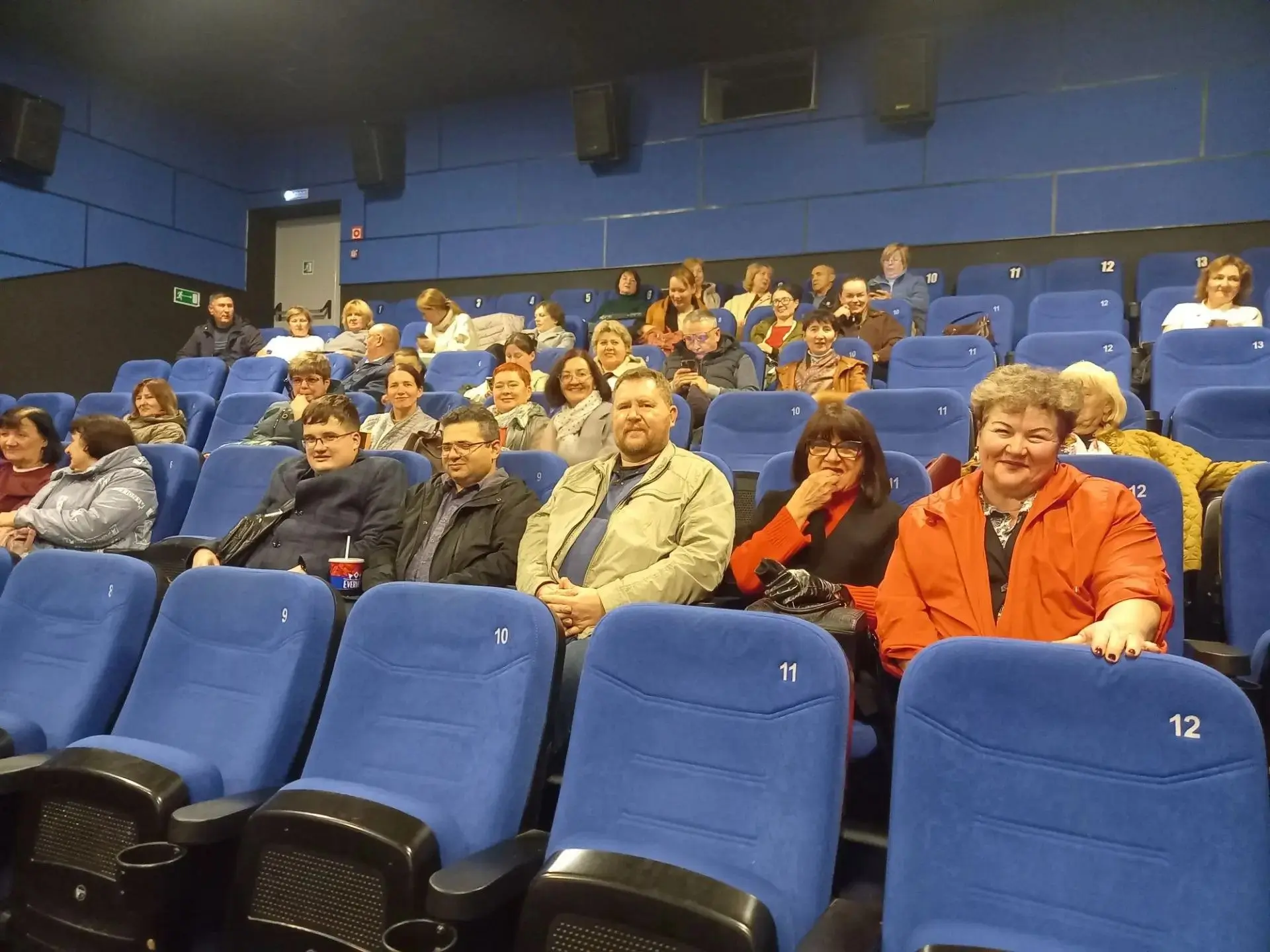 Кино вместо тетрадей: учителя гимназии на премьере!