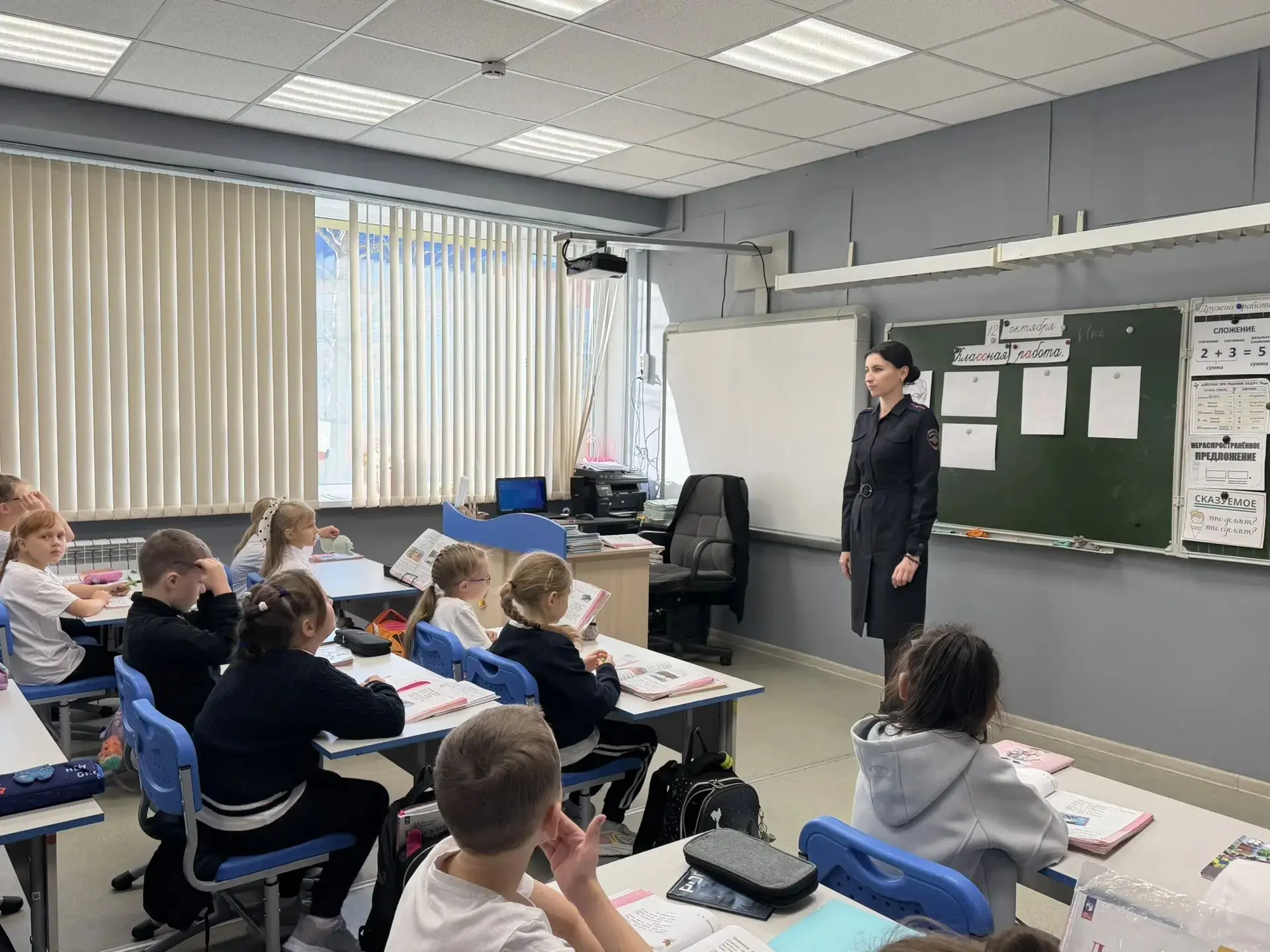 14.10. 26 В гости  к начальной школе приходила инспектор ГИБДД Керясова Мария Алексеевн...