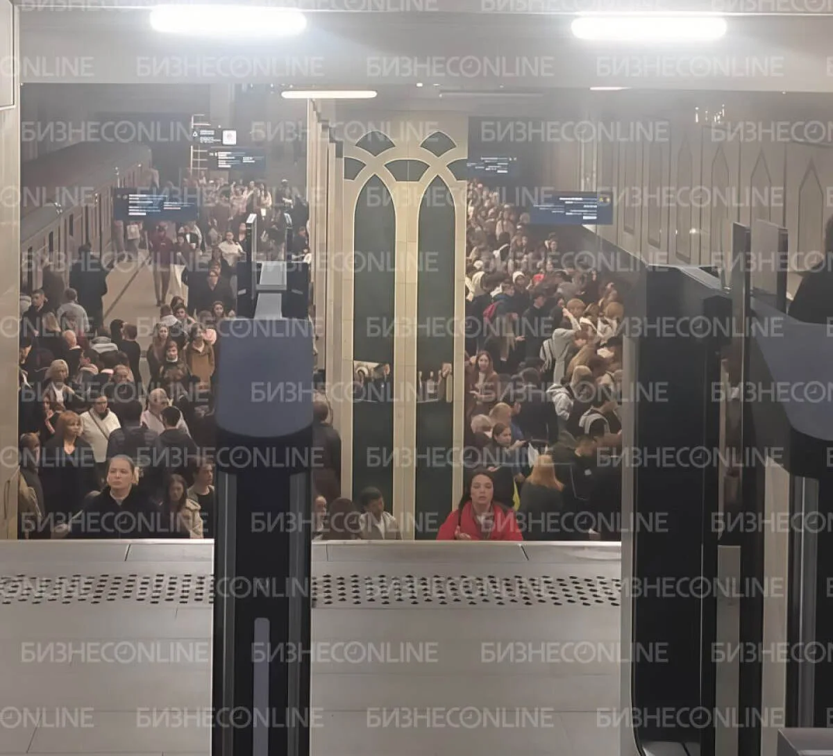 🚇 На станции метро «Площадь Тукая» в Казани перестали работать большинство турникетов,...