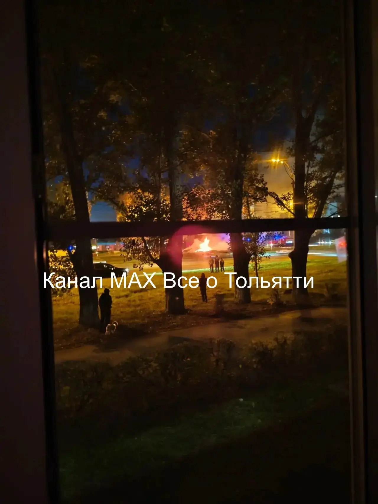 ❗️Горит машина на Московском проспекте где большой магнит. Прибыло 2 пожарных машины. Ч...