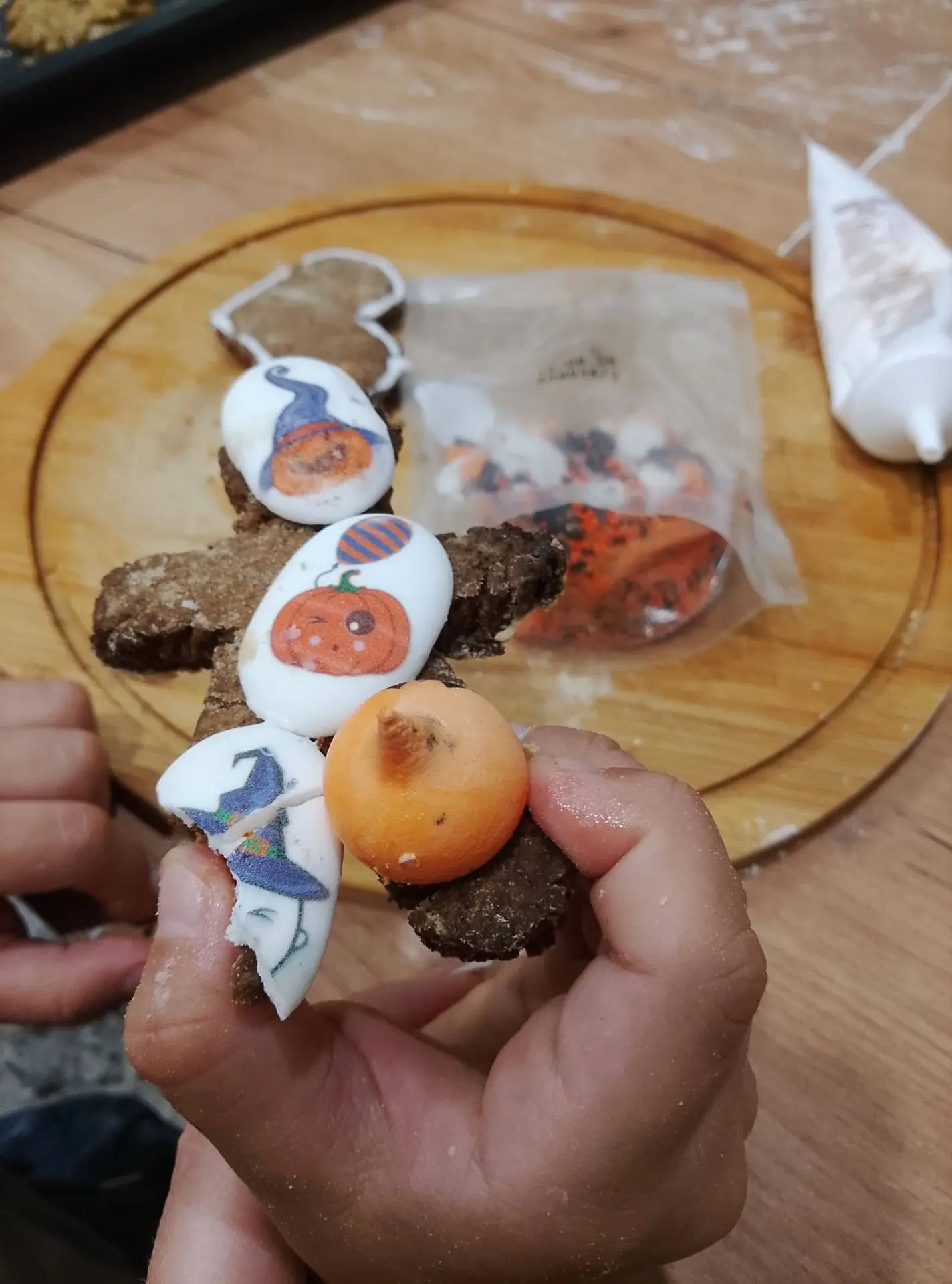 Андрюшка конечно украсил и съел) было вкусно даже подгоревшим😅