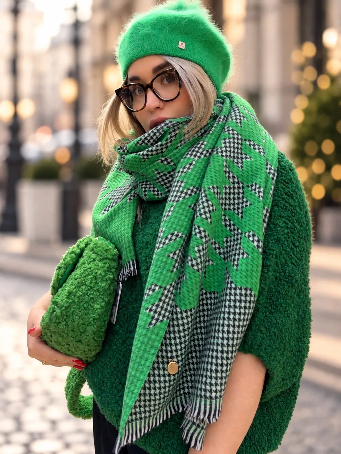 Сочный зелёный — тот самый цвет, который моментально собирает весь образ 💚
