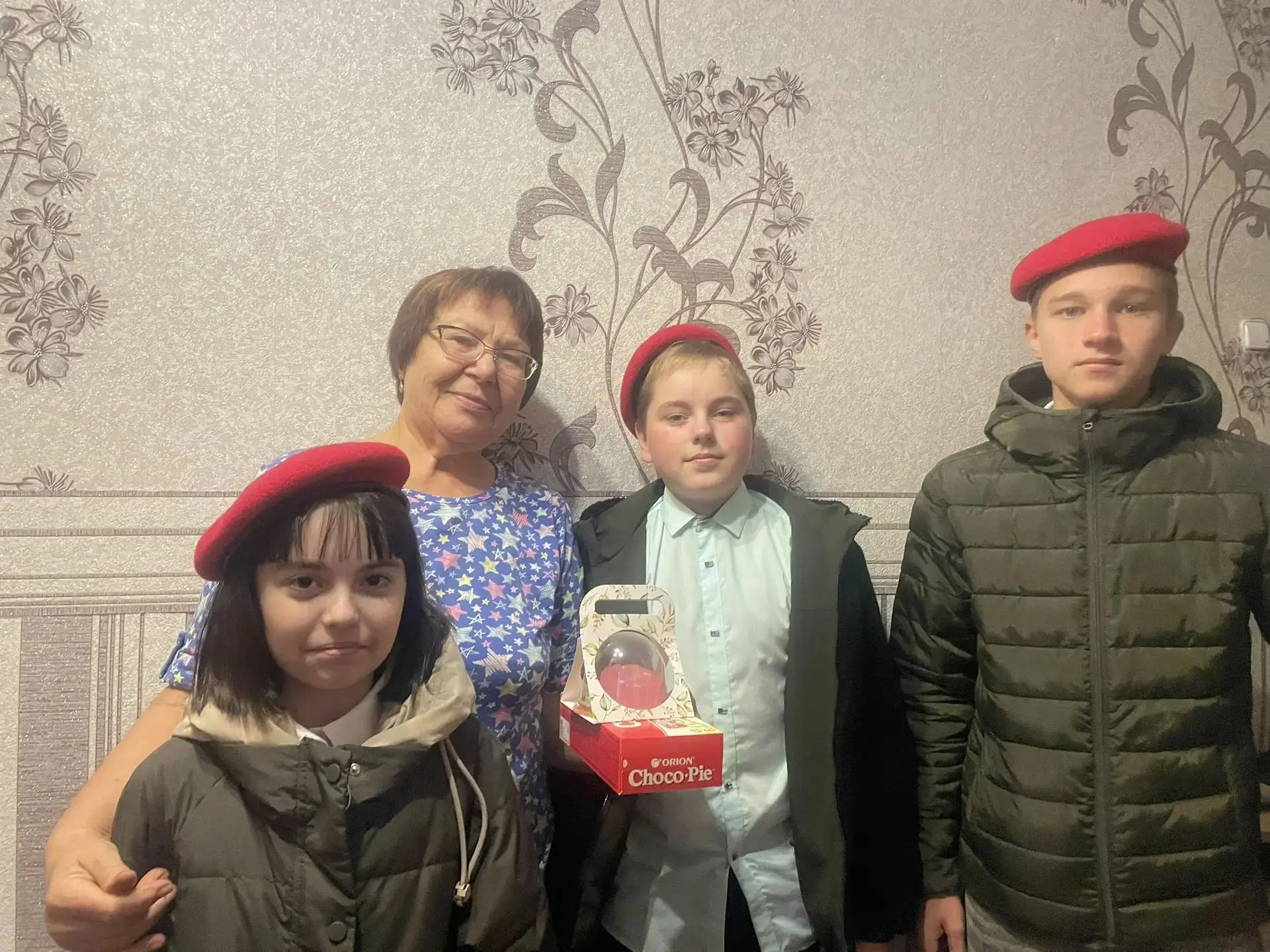 🎉 Тёплые слова и добрые дела: юнармейцы поздравили ветеранов педагогического труда! 🎉