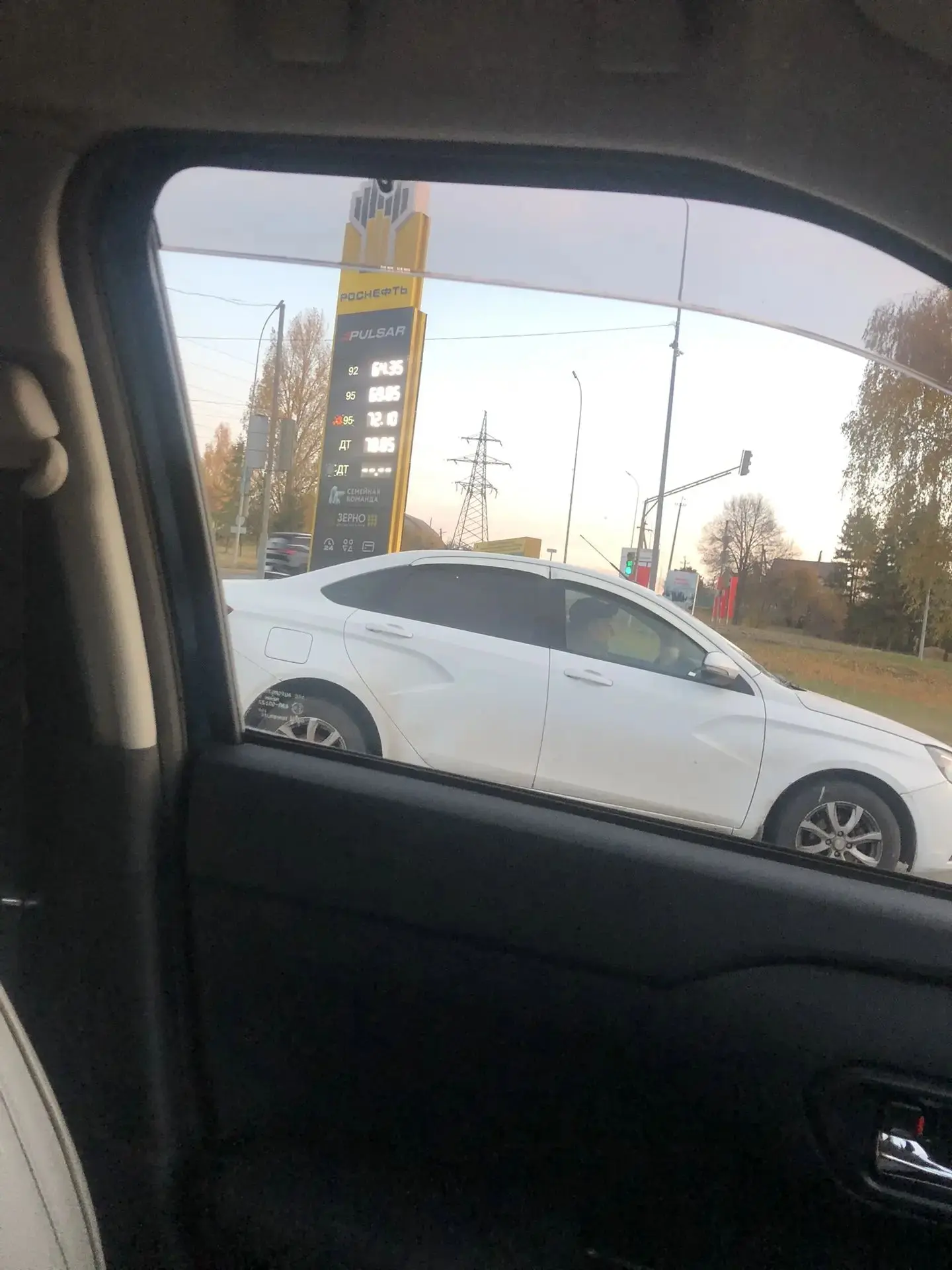 Кривозерье. Очередь на территории.