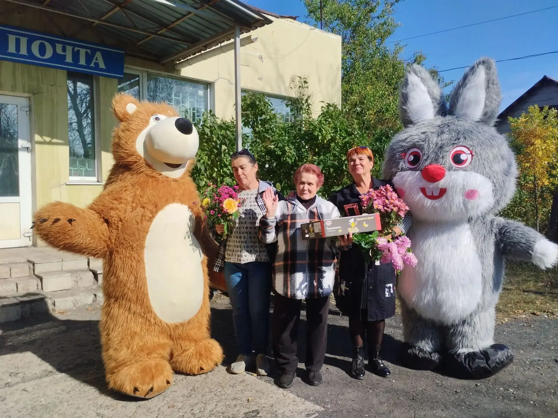 В пгт Михайловка и пгт Тацино поздравили почтальонов