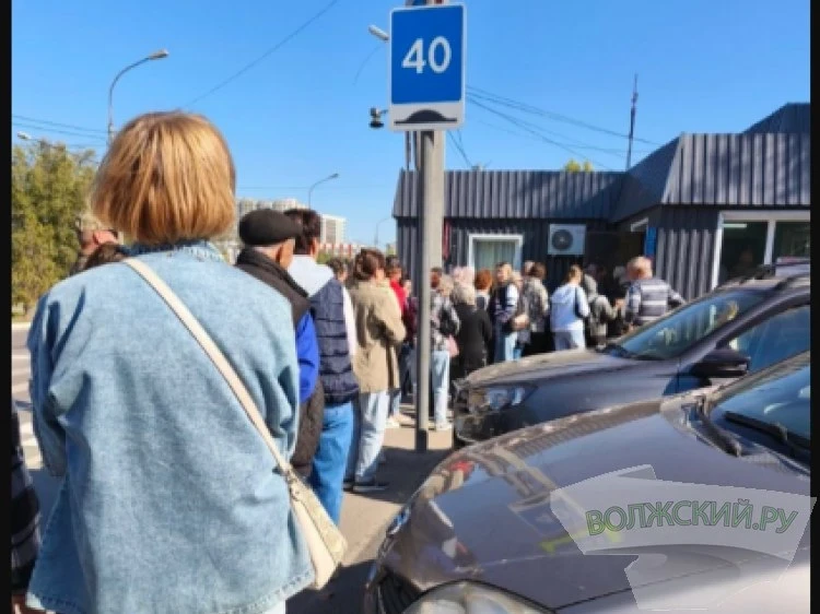 🚊 В Волжском — очереди за новыми транспортными картами