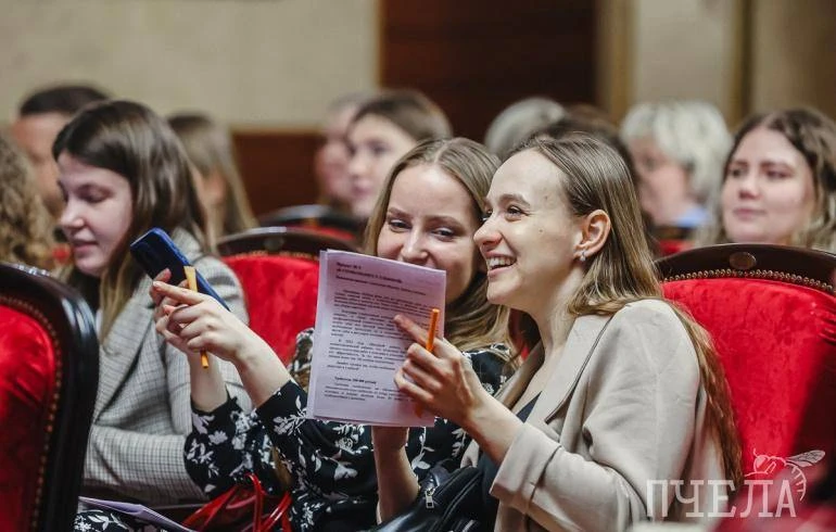 😄 Больше половины россиян признались, что чувство юмора помогает им на работе. Причём ...