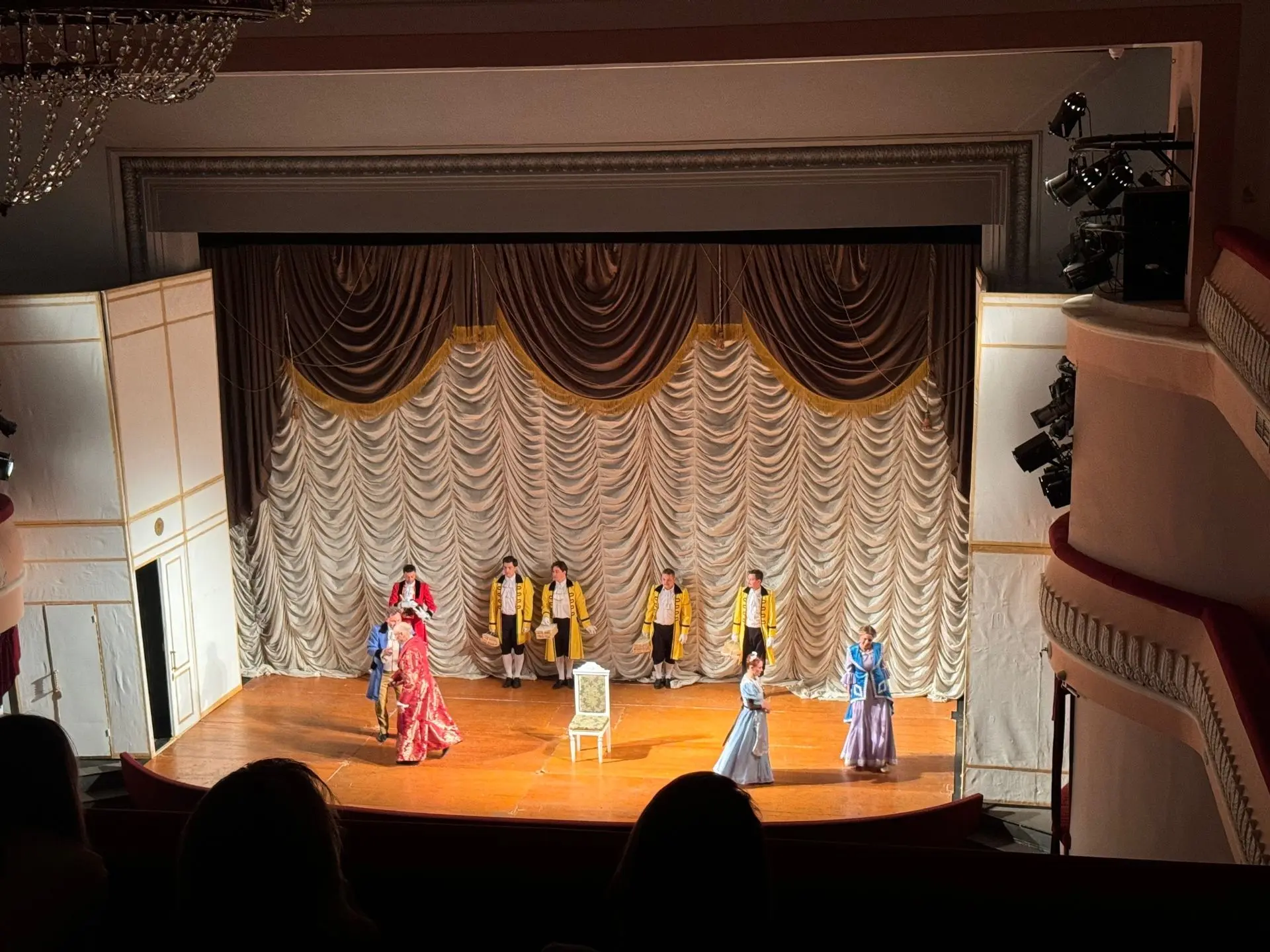 🎭 Девятиклассники посетили спектакль по «Горе от ума» в Хабаровском краевом театре драмы