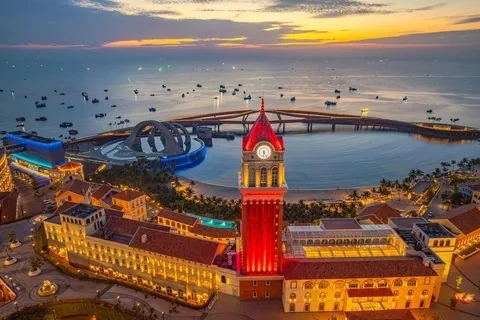🇯🇵🌅 Фукуока — это когда горизонт растворяется в перламутровой дымке моря, а воздух п...