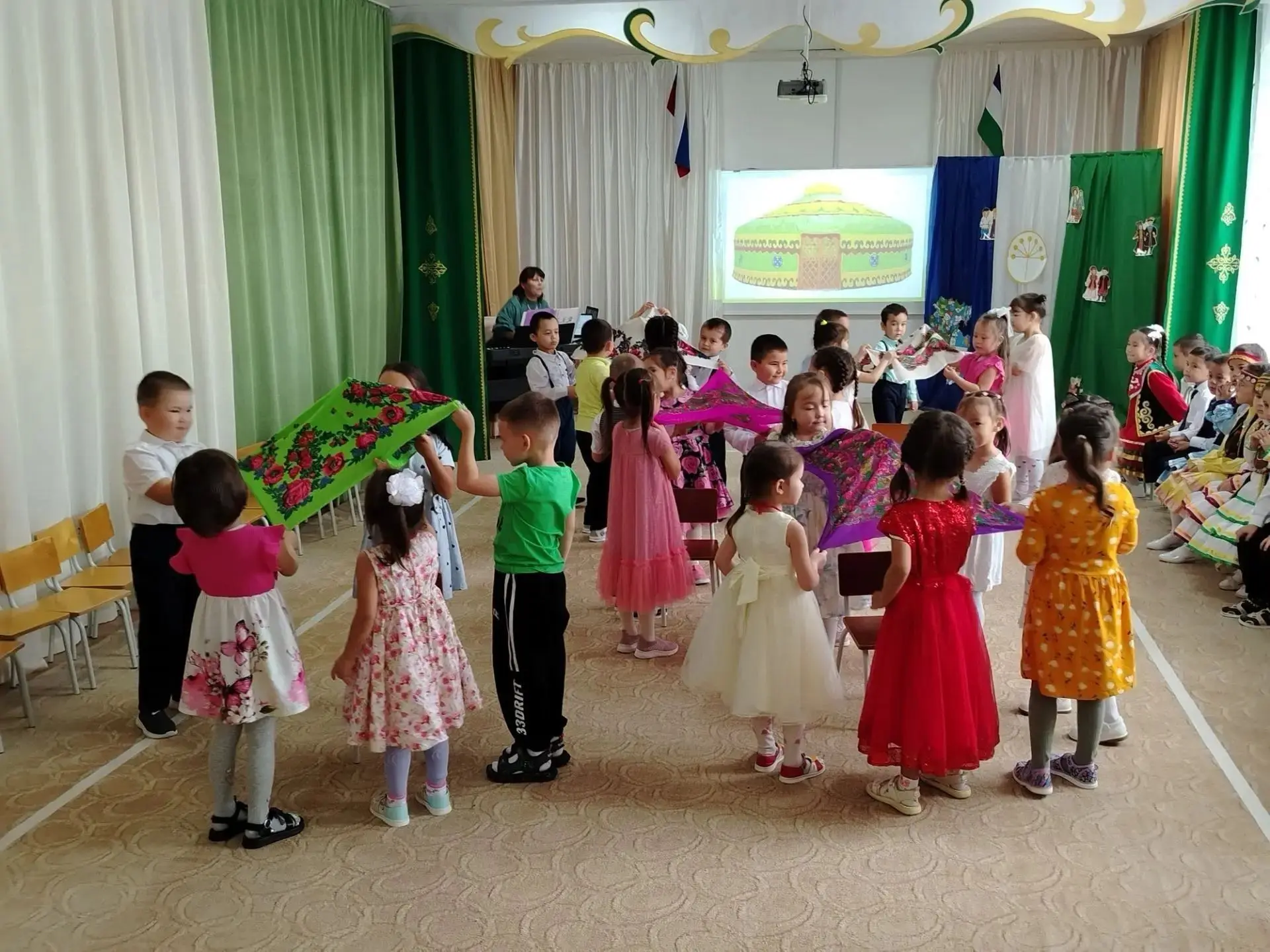 Өлкән һәм мәктәпкә әҙерлек төркөмдәрендә иң мөһим дәүләт байрамдарының береһе - «Йондоҙ...