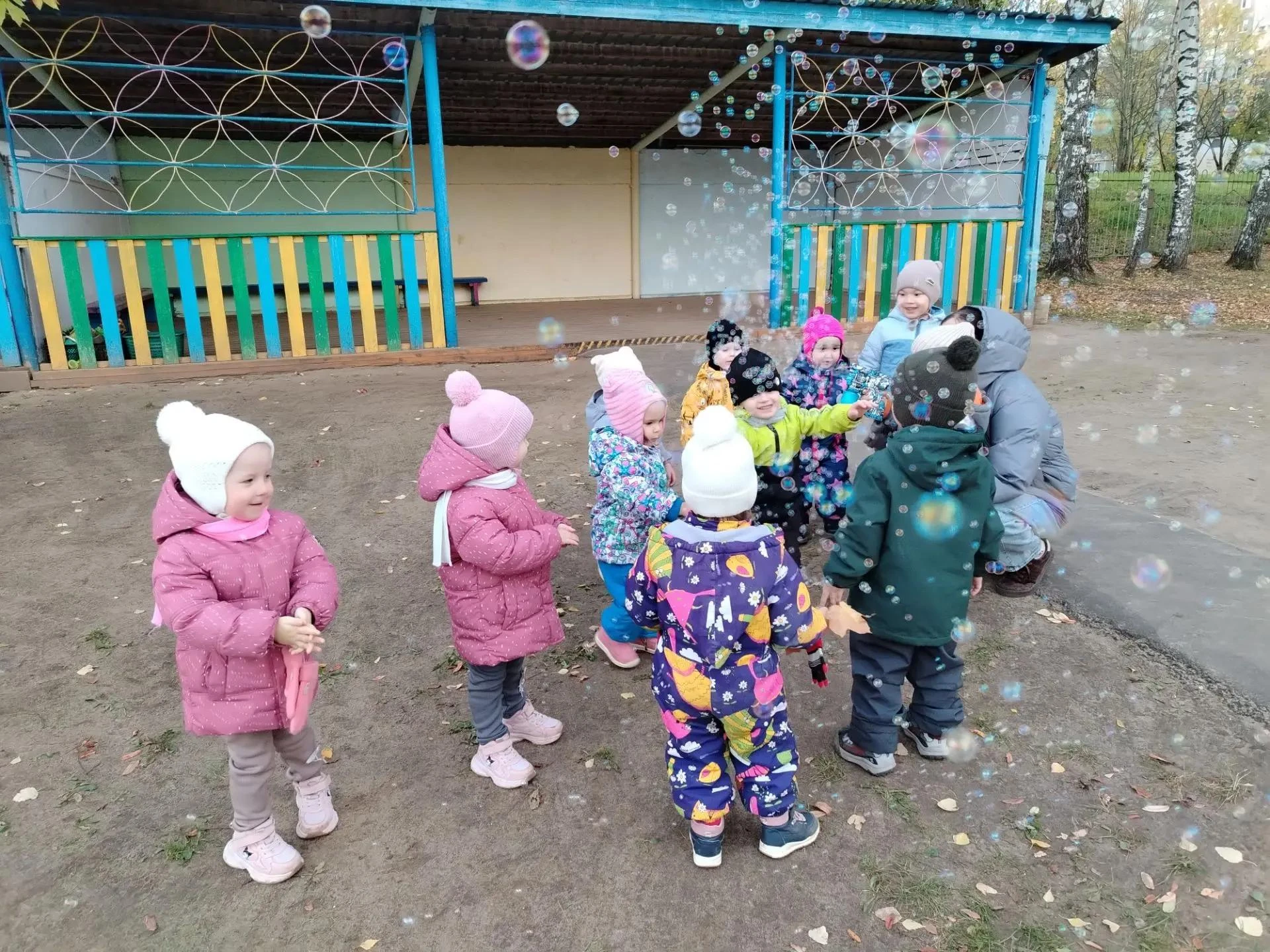 На прогулке во второй группе раннего возраста "Капельки" 1-го корпуса дети участвовали ...