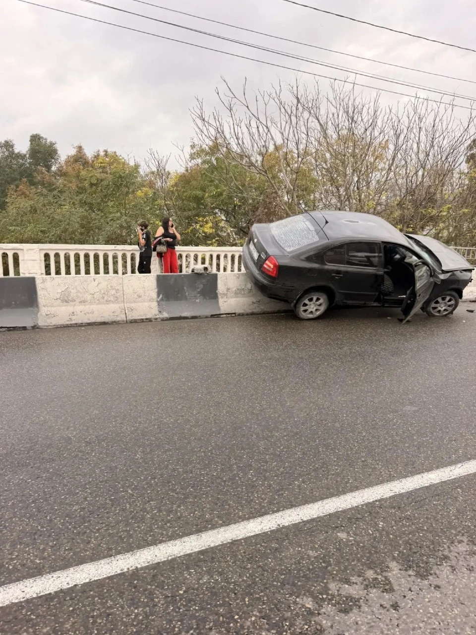 📸 В Новороссийске легковушка влетела на ограждение моста.