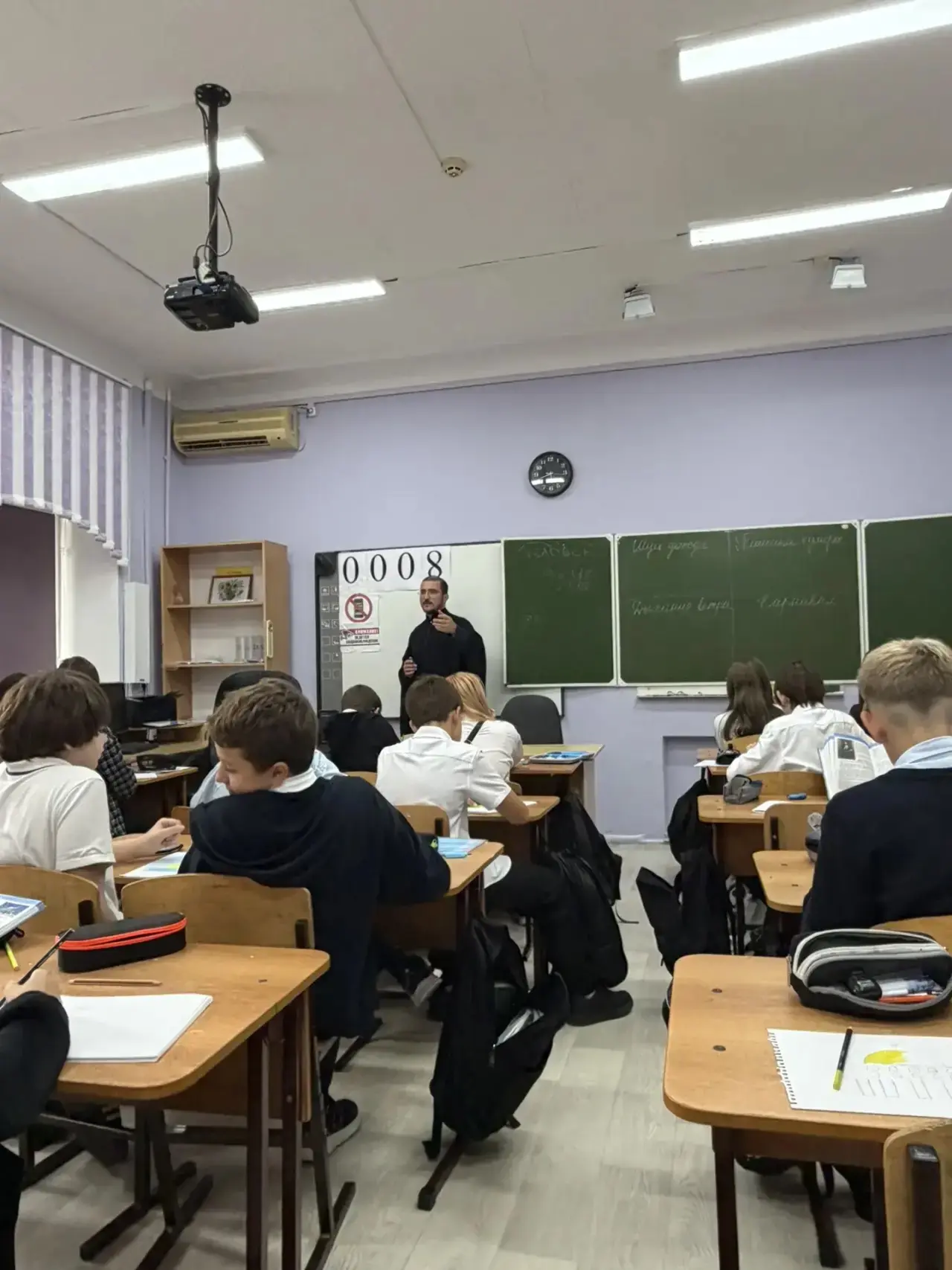 Сегодня в рамках часа духовности в 6 «Г» прошла встреча с отцом Ильёй.