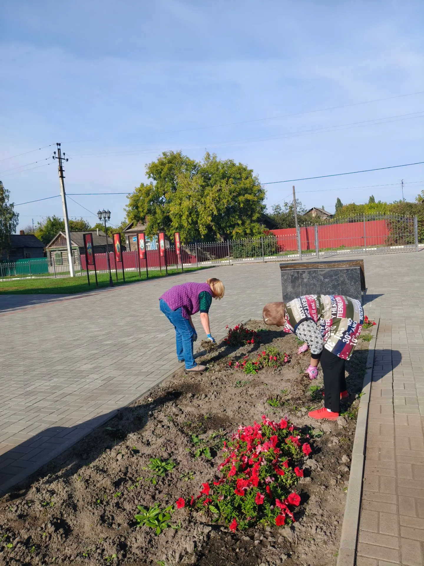 Сотрудники Районного Дома культуры приняли участие в субботнике — привели в порядок цве...