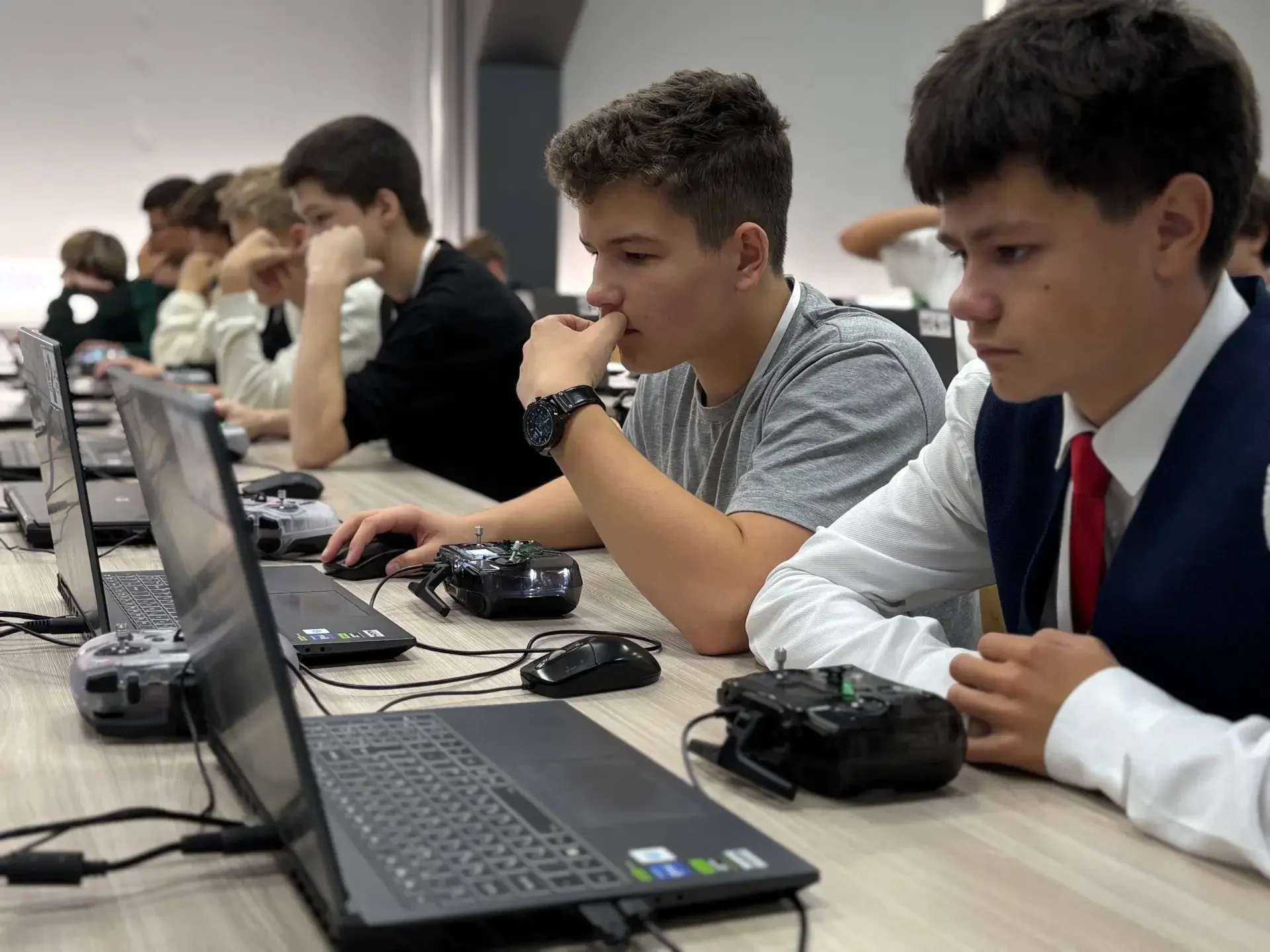 Рязанские школьники и студенты сразились на турнире по робототехнике