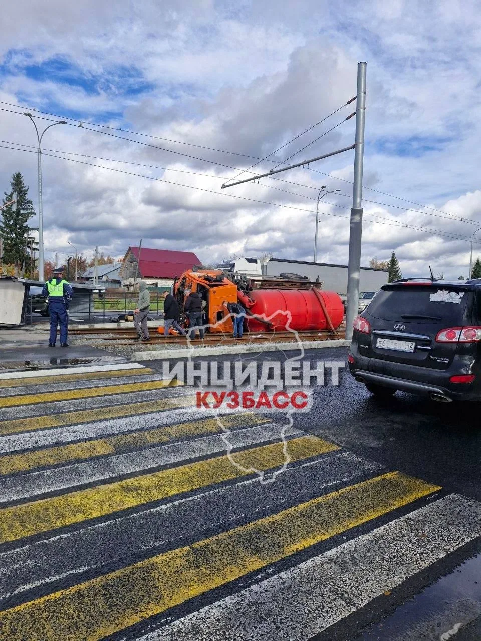 Жесткое ДТП произошло в Кемерове на ул. Сибиряков-Гвардейцев, сообщает читатель.