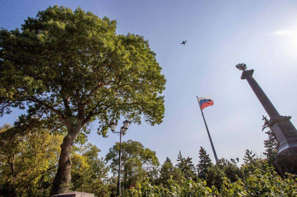 🇷🇺 В Анапе временно спустят флаг в сквере «Россия» из-за сильного ветра