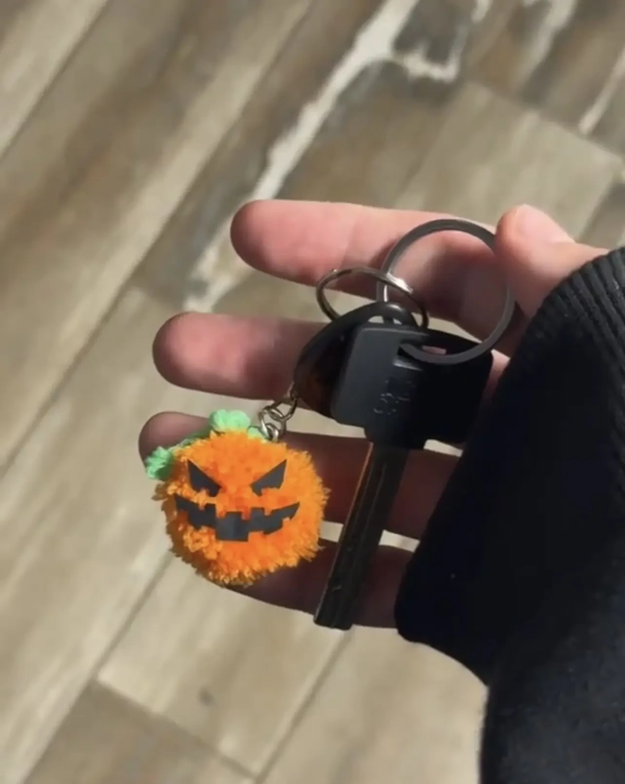Брелок-тыква из ниток 🎃