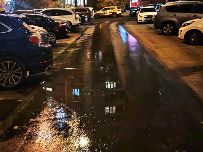 💧 В Марьино жители жалуются на подтопление двора