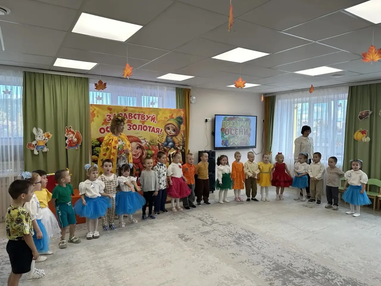 Сегодня в средней группе очень тепло, ярко и задорно прошел осенний утренник. В музыкал...
