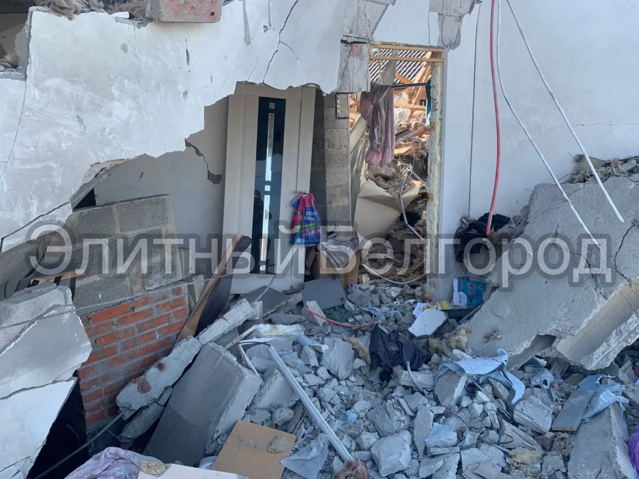 ⚡️Появились кадры с последствиями ночного удара по дому в Разумном, в результате которо...