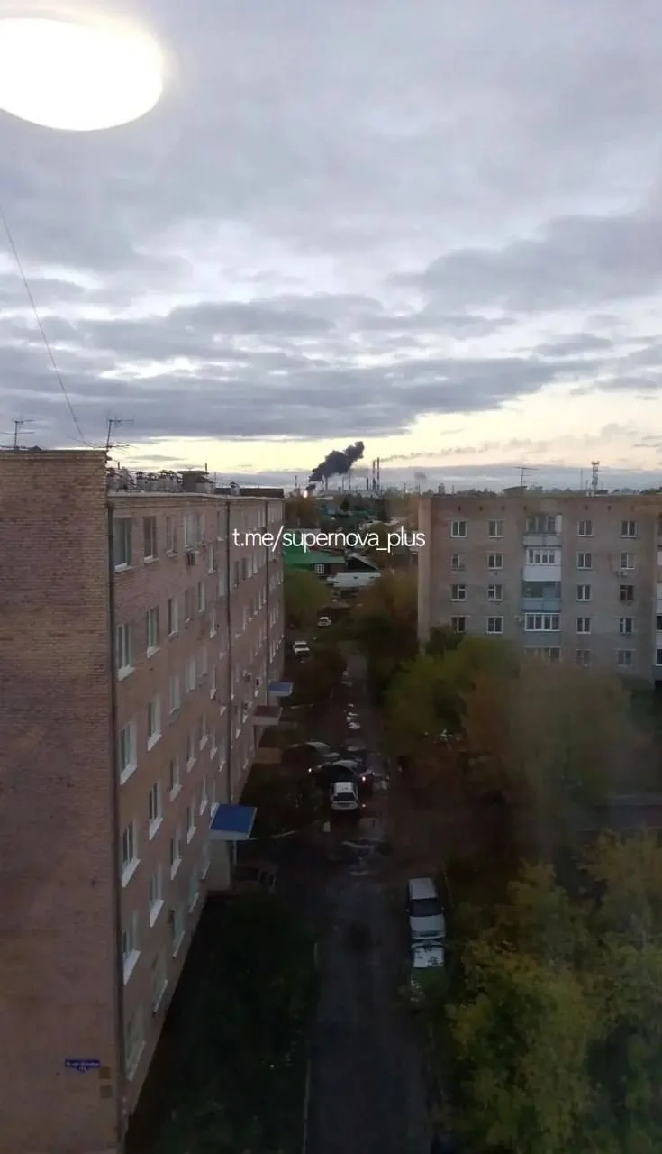 Сообщают, что украинские дроны вновь долетели до НПЗ в Омске, находящегося на расстояни...