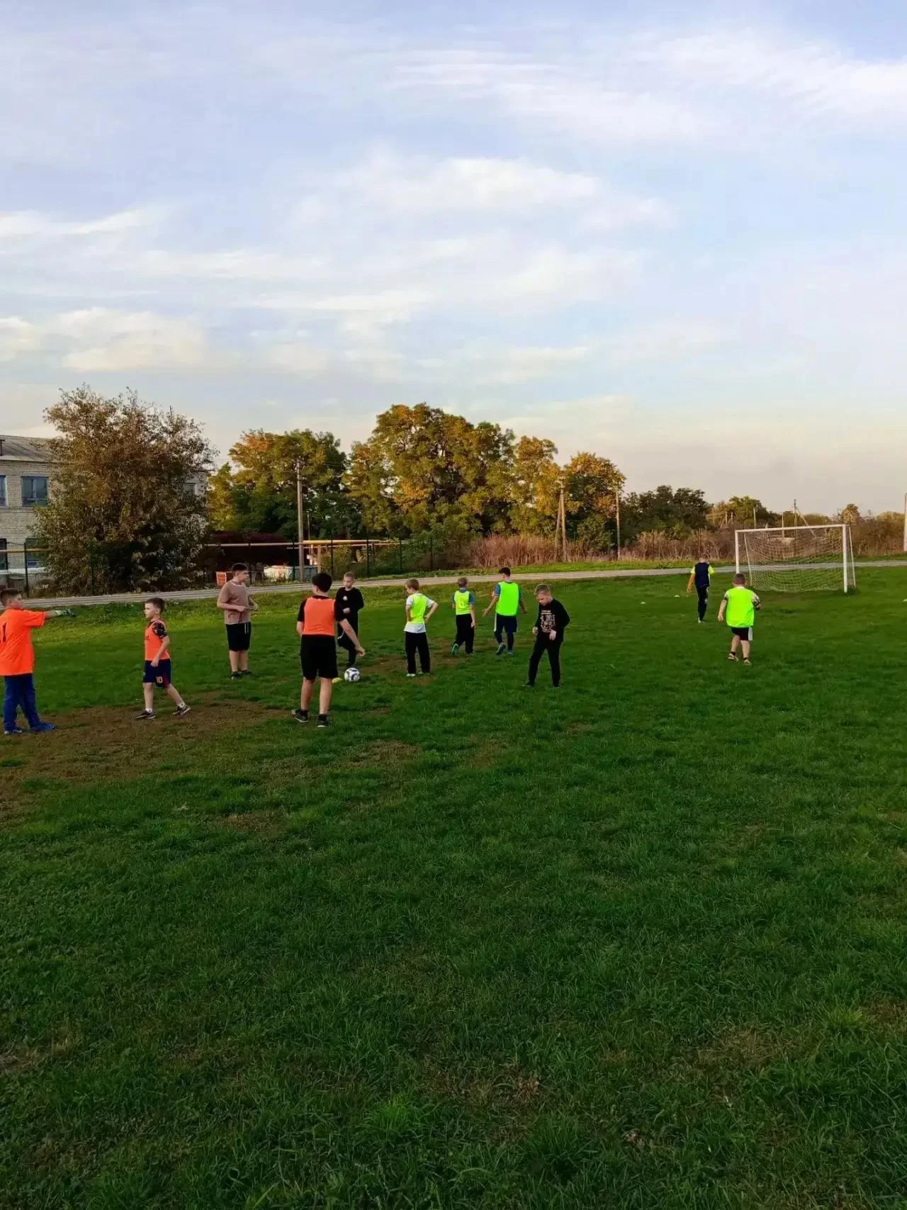 ⚽ В Дмитриевском сельском поселении на стадионе "Юность" состоялась внутришкольная матч...