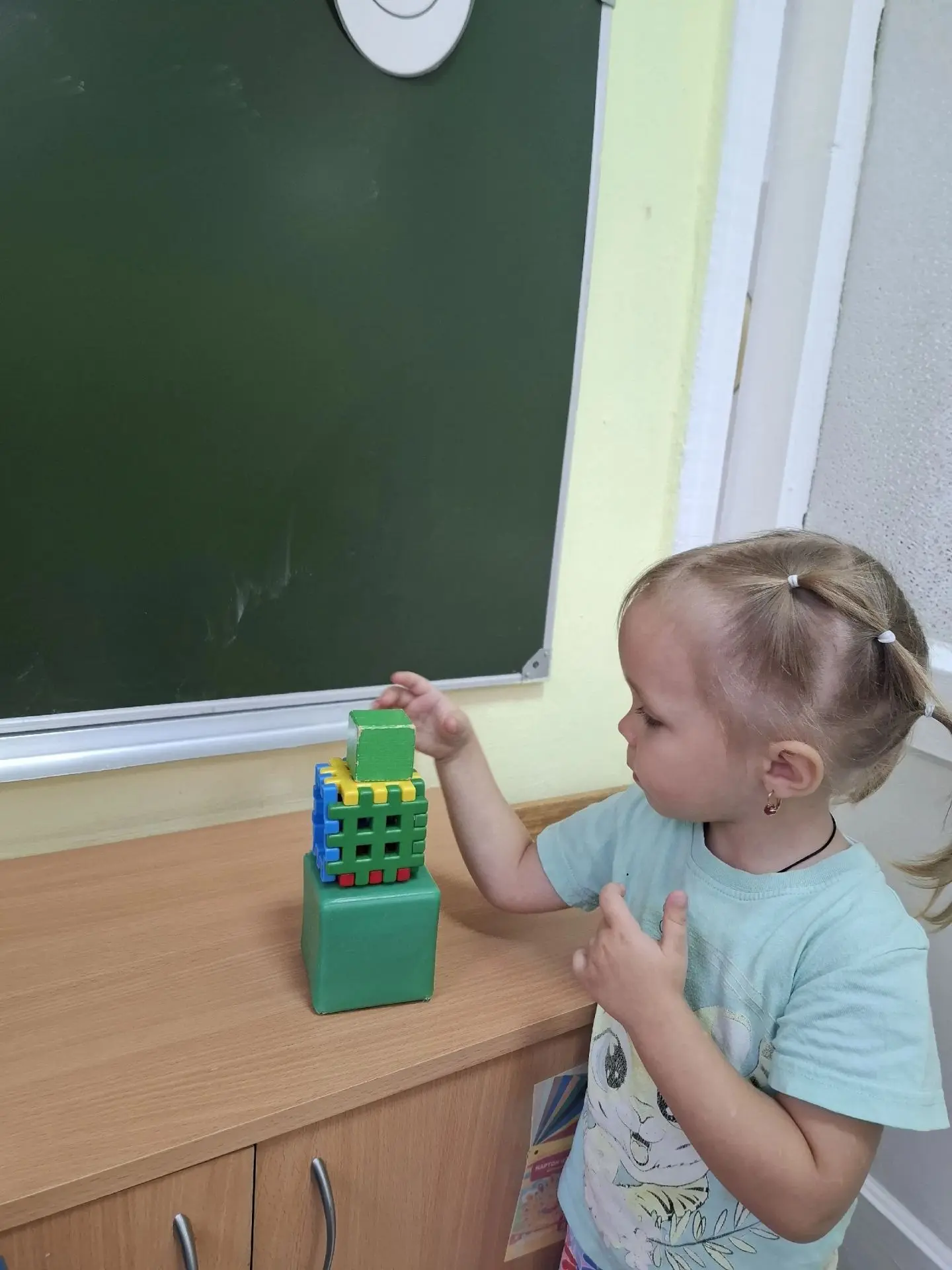 🏗️ Сегодня в группе «Розочка» кипела работа! Наши воспитанники превратились в настоящи...