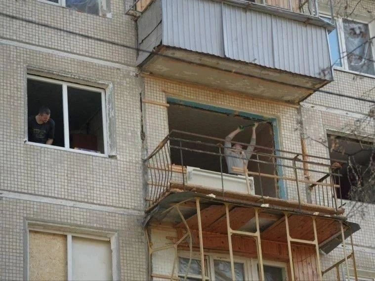 🙏 В домах, пострадавших от атаки БПЛА, заменили 320 окон