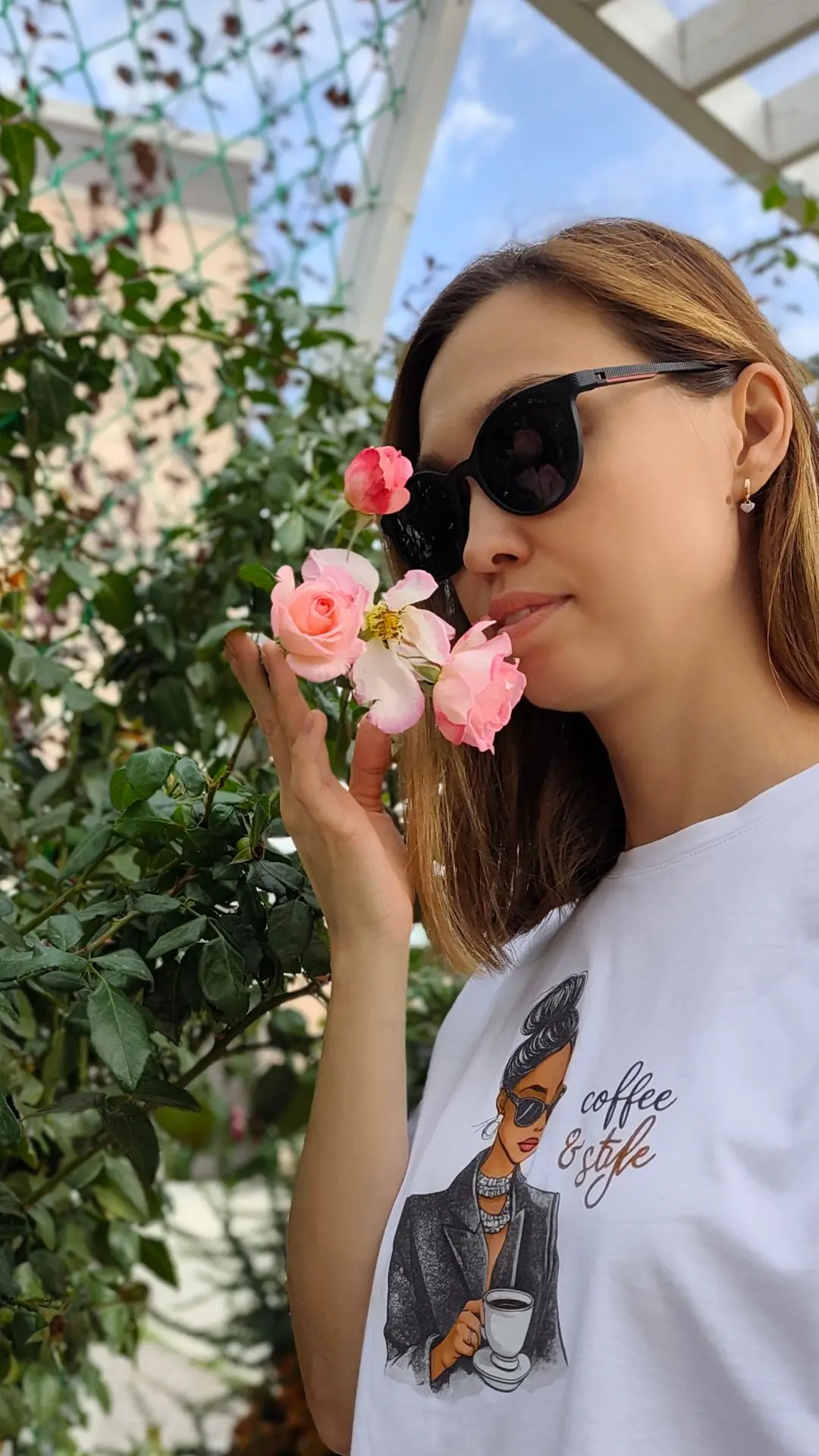 Это сегодня я могу спокойно прогуляться во дворе и нюхать розы 😌