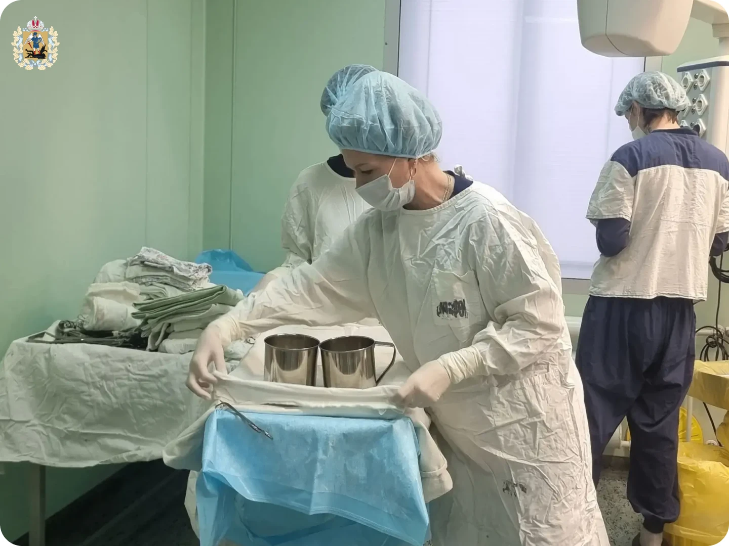 Операционная медсестра первой горбольницы Светлана Истомина передает мастерство новому ...