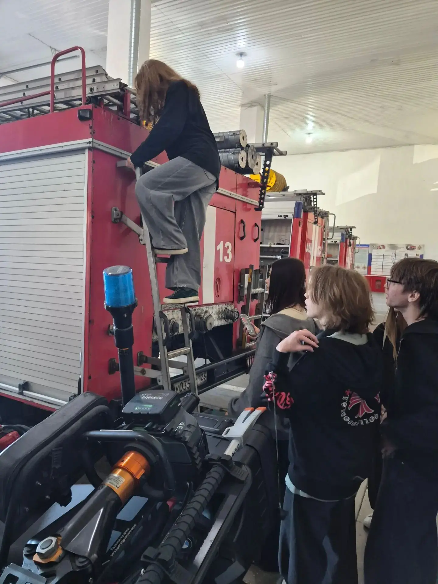 🚒 Будущие герои: школьники примерили на себя профессию пожарного во время экскурсии в ...