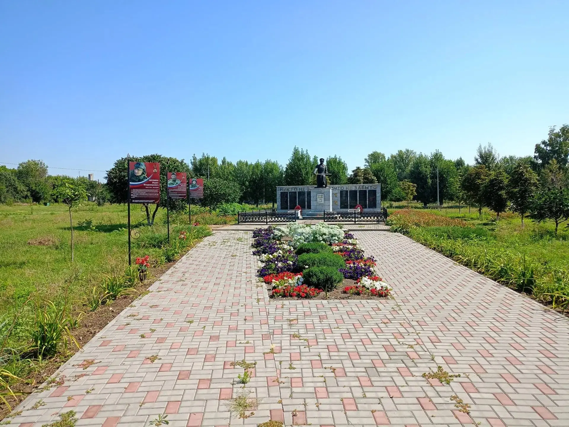 Память о Великой Отечественной войне в России закреплена в тысячах памятников — от гран...